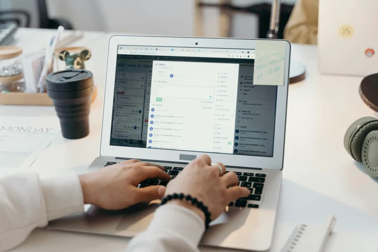seseorang sedang membuat strategi marketing di laptop
