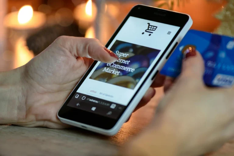 handphone yang menampilkan layar e-commerce